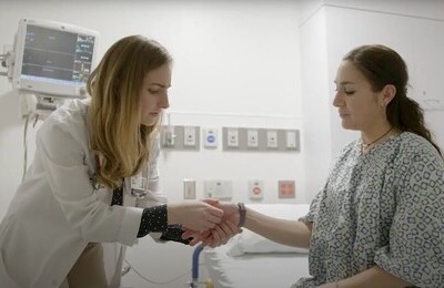 Кодирование Аквилонг в Усолье-Сибирском Врач держит пациентку за руку